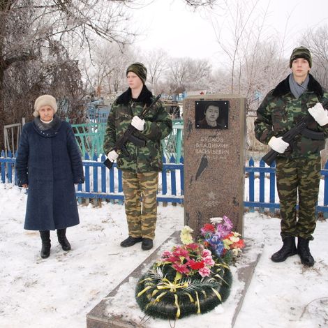 Мама Александра Васильевна Будкова у могилы сына-афганца  Владимира.