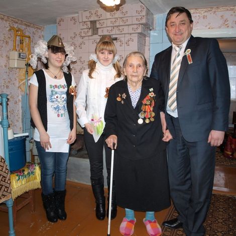 А. А. Носов и дети У защитницы Сталинграда Анны Ефремовны Соколовой 2 февраля 2013 года.