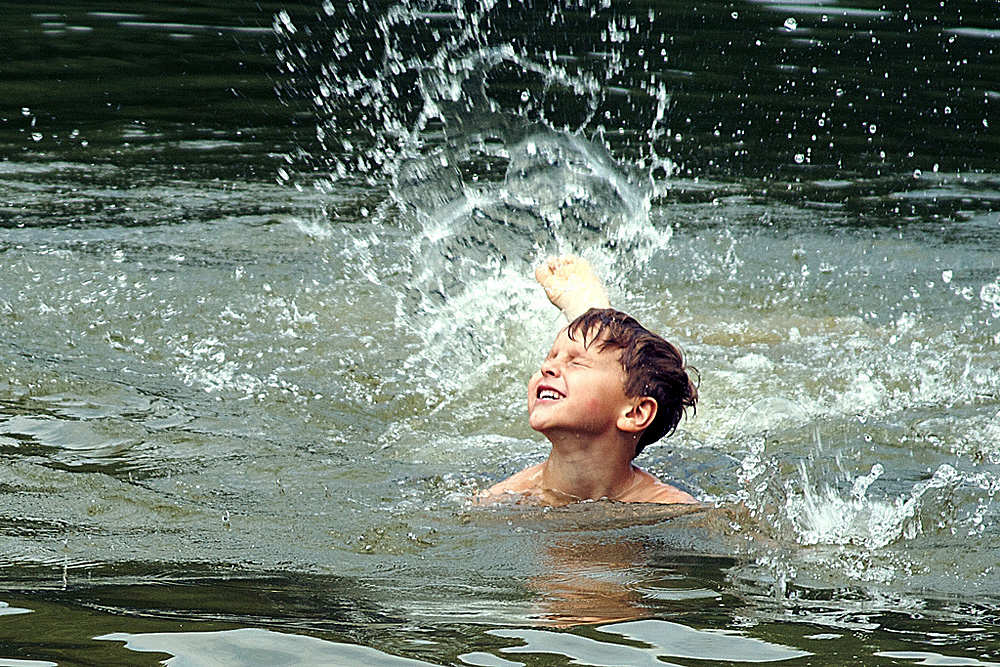 Дети купаются в озере. Маечик. Купаеча. Вречки. Купаемся на речке. Маечик купаеча в речке. Купаться в озере.